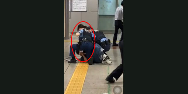 일본 지하철에서 흉기 든 남성을 제압하는 철도경찰. 트위터 영상 캡처