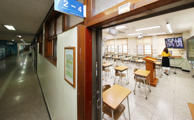 수도권 지역 사회적 거리두기가 4단계로 격상된 12일 오전 경기도 수원시 영통구 효원고등학교에서 교사가 원격수업을 하고 있다. 연합뉴스