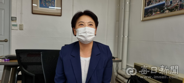 대선 출마를 선언한 윤희숙 국민의힘 의원이 13일 대구 경북대를 찾아 특강을 하기 앞서 기자들과 인터뷰를 하고 있다. 김근우 기자 gnu@imaeil.com