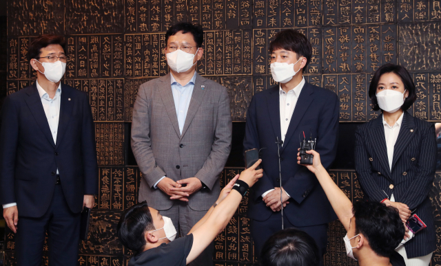 더불어민주당 송영길 대표와 국민의힘 이준석 대표가 지난 12일 서울 여의도의 한 식당에서 만찬 회동을 마친 후 회동 결과를 브리핑하고 있다. 왼쪽부터 더불어민주당 고용진 수석대변인, 송영길 대표, 국민의힘 이준석 대표, 황보승희 수석대변인. 연합뉴스