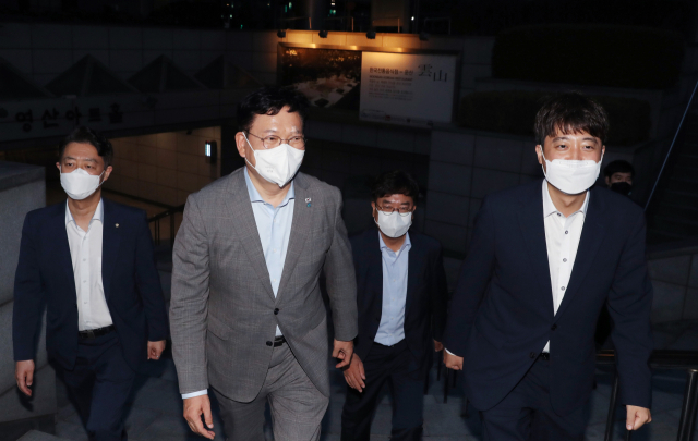 더불어민주당 송영길 대표(왼쪽)와 국민의힘 이준석 대표가 지난 12일 서울 여의도의 한 식당에서 만찬 회동을 마친 후 식당을 나서고 있다. 연합뉴스