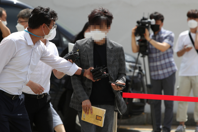 더불어민주당 양향자 의원의 특별보좌관을 지낸 A(53)씨가 13일 오전 구속 전 피의자심문(영장실질심사)을 받기 위해 광주지방법원에 들어서고 있다. A씨는 특별보좌관 재직 시절 양 의원 지역사무소 동료 여직원을 수개월 동안 성추행한 혐의를 받는다. 연합뉴스