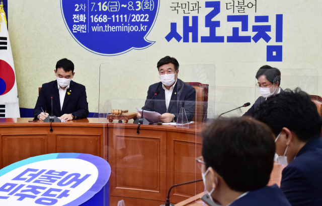 윤호중 원내대표가 12일 서울 여의도 국회에서 열린 더불어민주당 최고위원회의에서 발언하고 있다. 이날 송영길 대표는 개인사정으로 인해 이동학 최고위원의 발언을 끝으로 비공개 전환되기까지 최고위원회의에 불참했다. 연합뉴스