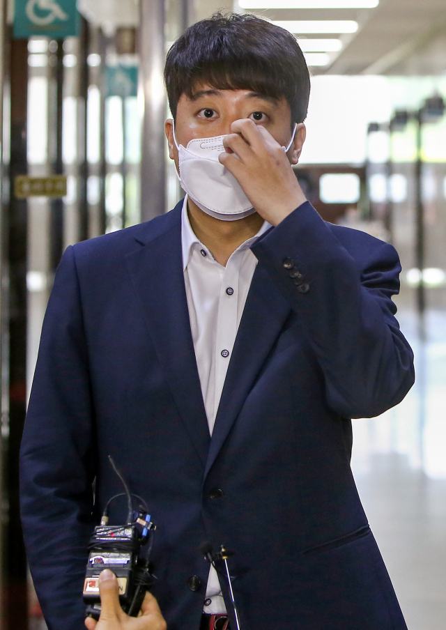 국민의힘 이준석 대표가 13일 국회에서 취재진을 만나 전날 양당 대표 회동 관련 질의응답을 하고 있다. 연합뉴스