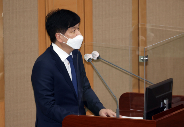 김도식 서울시 정무부시장이 29일 서울시의회에서 열린 제301회 정례회 제2차 본회의 시정질문에서 더불어민주당 서윤기 서울시의원 질의에 답변하고 있다. 연합뉴스