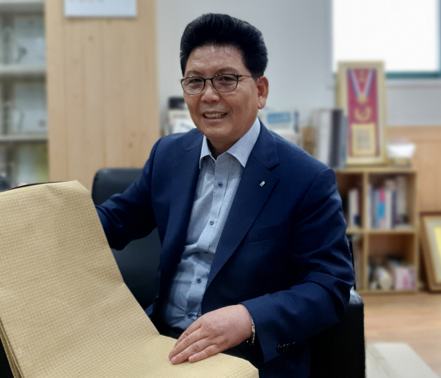 추광엽 벽진바이오텍 대표가 아라미드 섬유에 대해 설명하고 있다. 신중언 기자