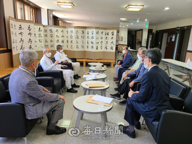 14일 경북 안동시 도산선비문화수련원에서 도산서원 관계자와 영주 소수서원 관계자가 간담회를 갖고 도산서원이 소유하고 있는 입원록(소수서원 창건 이래의 입원 유생을 기록한 서책) 1권의 반환에 대해 이야기를 나눴다. 김영진 기자