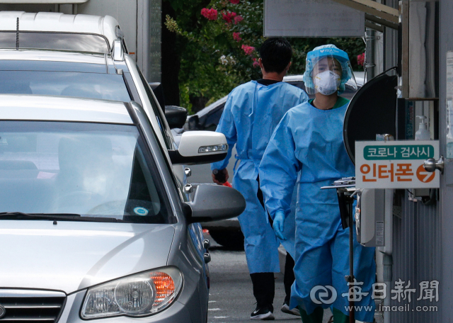 14일 오전 대구의료원 승차형 선별검사소에서 진단검사를 받으려는 시민들이 차량 안에서 차례를 기다리고 있다. 이날 0시 기준 대구에서는 52명의 신규 확진자가 발생했다. 우태욱 기자 woo@imaeil.com