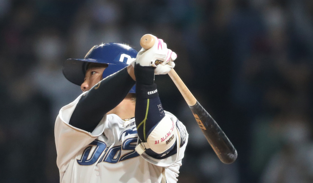 지난 6월 27일 창원NC파크에서 열린 2021 KBO 프로야구 NC 다이노스와 SSG 랜더스 경기. 9회 말 1사 1·3루 상황 NC 6번 박석민이 안타를 치고 있다. 연합뉴스