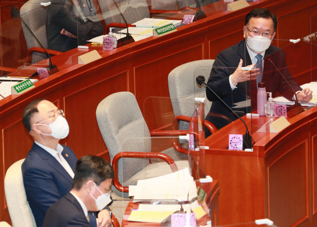 김부겸 국무총리가 14일 오후 서울 여의도 국회에서 열린 예산결산특별위원회 전체회의에서 의원질의에 답변하고 있다. 연합뉴스