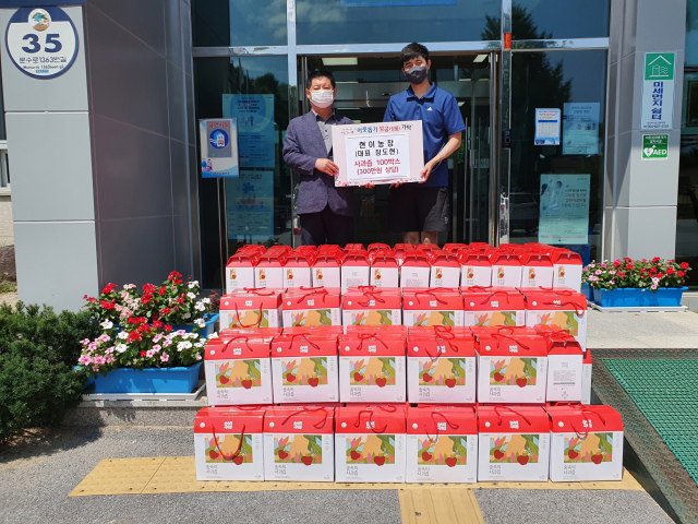 장도현 현이농장 대표가 문수면사무소에 사과즙을 전달했다. 영주시 제공
