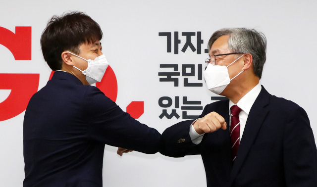 국민의힘 이준석 대표(왼쪽)가 15일 서울 여의도 국민의힘 중앙당사를 찾은 최재형 전 감사원장을 접견하며 인사하고 있다. 연합뉴스
