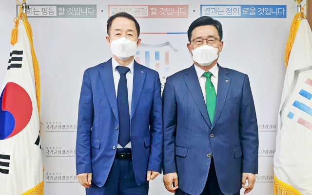 한국농수산식품유통공사 김춘진 사장(오른쪽)이 15일 김사열 국가균형발전위원장을 만나 신규사업 협력을 요청했다. aT 제공