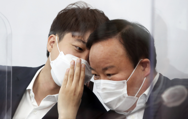 국민의힘 이준석 대표(왼쪽)와 김재원 최고위원이 15일 오전 서울 여의도 국회에서 열린 최고위원회의에서 대화하고 있다. 연합뉴스