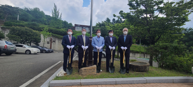 15일 한국국학진흥원 개원 25주년을 기념해 이철우 경북도지사와 정종섭 한국국학진흥원장, 권영세 안동시장, 김호석 안동시의회 의장, 자문위원회 대표 등이 참석해 기념식수 후 사진촬영을 하고 있다. 엄재진 기자
