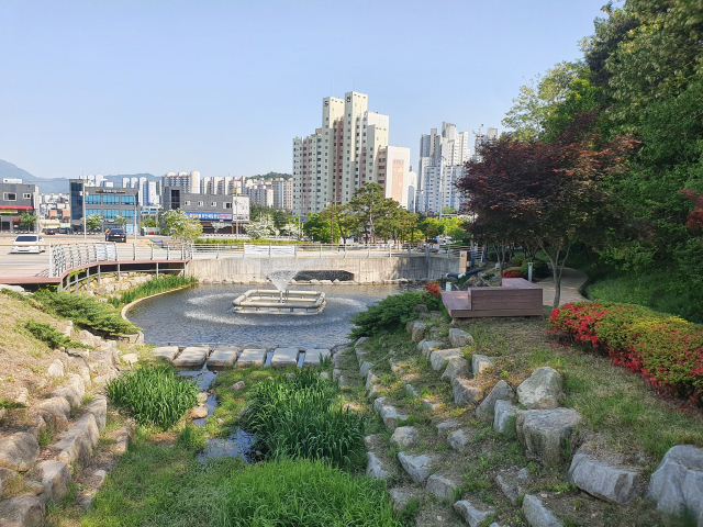 경북 구미시는 행정안전부가 실시한 2021년 아름다운 소하천 가꾸기 공모전에서 장려상을 수상했다. 구미시 제공