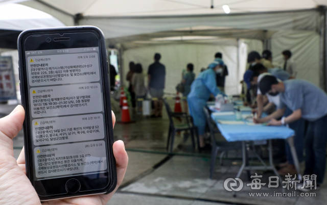 대구 지역 코로나19 감염이 일상 생활 전반으로 확산 중인 가운데 15일 대구 국채보상운동기념공원 임시선별검사소에서 시민들이 진단검사를 받기 위해 차례를 기다리고 있다. 방역당국은 델파 변이가 확인된 만큼 감염 확산세가 매우 빠르다며 모임이나 행사 자제를 당부하고 있다. 우태욱 기자 woo@imaeil.com