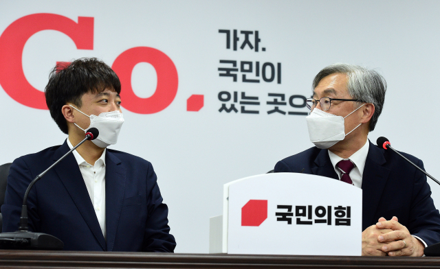 국민의힘 이준석 대표(왼쪽)가 15일 서울 여의도 국민의힘 중앙당사를 찾은 최재형 전 감사원장과 대화하고 있다. 연합뉴스