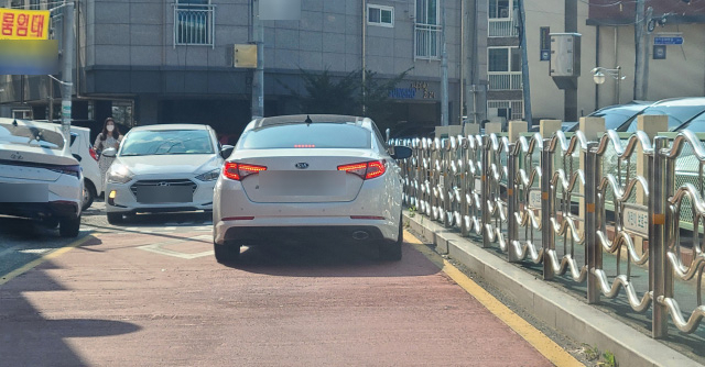 경북 경주시가 도로 확장을 계획하고 있는 용황초등학교 남편 주택가 도로. 차량 두 대가 지나가기 빠듯할 정도로 길이 좁다. 김도훈 기자