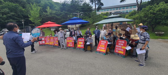 예안유림들이 15일 한국국학진흥원 앞에서 집회를 갖고 예안지역을 비하한 김재원 국민의힘 최고위원과 호계서원을 지금의 위치에 유치해 복원한 관계자들을 규탄했다. 엄재진 기자