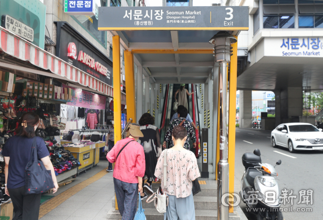 15일 대구도시철도 3호선 서문시장역 3번 출입구에 역사에서 내려오는 하행 에스컬레이터가 없어 서문시장 각 상가 상인들이 에스컬레이터 설치 여부에 대해 이견을 보이고 있다. 성일권 기자 sungig@imaeil.com