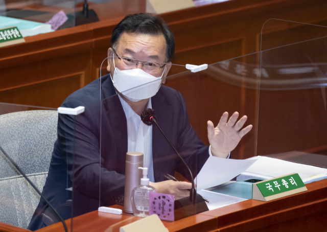 김부겸 국무총리가 15일 오전 서울 여의도 국회에서 열린 예산결산특별위원회 전체회의에서 질의에 답변하고 있다. 연합뉴스