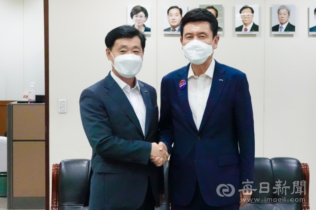 이강덕 경북 포항시장이 지난 15일 한국철도공사를 방문해 정왕국 사장 직무대행을 만나 동해선 포항~수서 구간 KTX 투입 방안에 대해 논의하고 협력하기로 했다. 포항시 제공