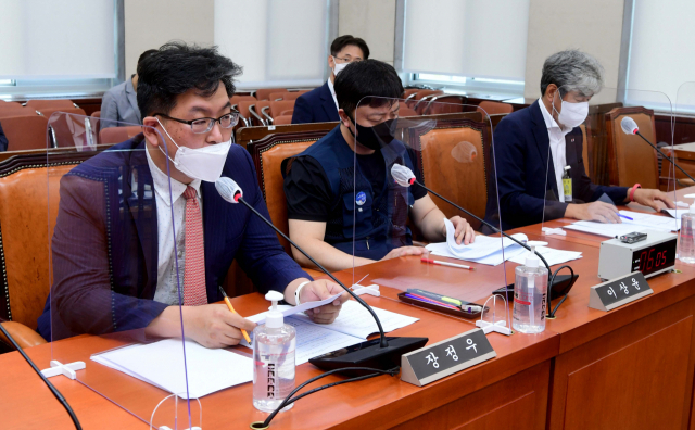 지난달 16일 국회 행정안전위원회 전체회의에서 대체공휴일 확대 등을 논의하기 위해 열린 공휴일 법제화를 위한 입법공청회에서 장정우 한국경영자총협회 노동정책본부장(왼쪽부터), 이상윤 한국노동조합총연맹 정책 2차장, 최환용 한국법제연구원 부원장. 연합뉴스