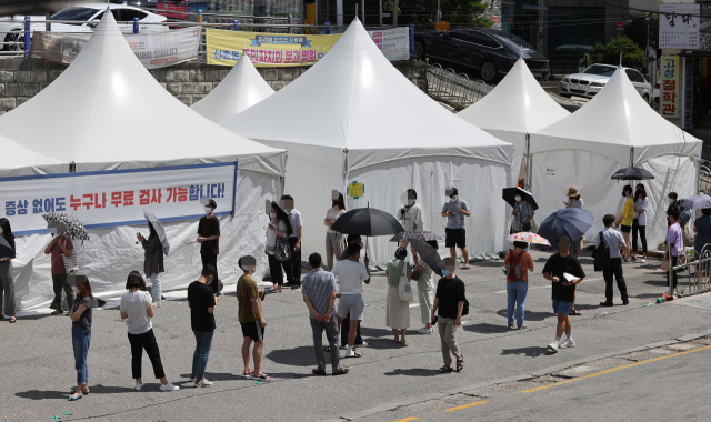 15일 오전 서울 서대문구 신촌기차역 공영주차장 임시선별검사소에서 시민들이 신종 코로나바이러스 감염증(코로나19) 선별 검사를 받기 위해 대기하고 있다. 연합뉴스