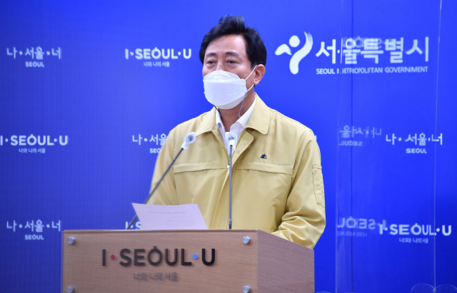 오세훈 서울시장이 취임 100일을 맞은 16일 오전 서울시청 브리핑룸에서 신종 코로나바이러스 감염증(코로나19) 방역 대책을 발표하고 있다. 연합뉴스