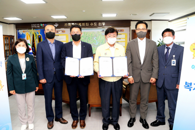 지난 12일 안동시청 시장실에서 김현수(왼쪽 세 번째) 하나금융그룹 대구경북대표와 권영세(왼쪽 네 번째) 안동시장 등이 협약서류를 들고 기념 촬영을 하고 있다. 안동시 제공