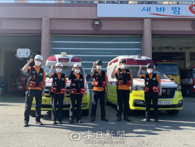 지난 14일 안동소방서는 특수구급차 1대를 안동 119구조구급센터에 배치해 운영하고 있다. 사진은 새 구급차 앞에서 구급대원들이 파이팅을 하고 있는 모습. 안동소방서 제공