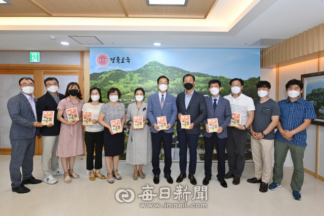 안동시 한 책 읽기 운동본부는 최근 임종식 경북도교육감을 만나 올해의 책으로 선정된 이금이 작가의 