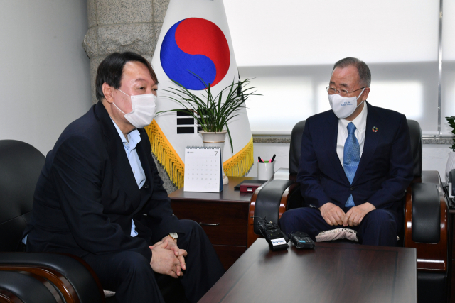 윤석열 전 검찰총장(왼쪽)이 15일 서울 종로구 경희궁길 반기문재단에서 반기문 전 UN 사무총장을 예방하고 있다. 연합뉴스