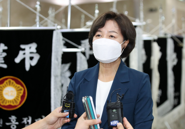 더불어민주당 추미애 대선 예비후보가 14일 저녁 김경수 경남도지사의 장인 빈소가 마련된 전남 목포시 산정동 봉황장례문화원을 찾아 조문한 뒤 취재진의 질문에 답하고 있다. 연합뉴스