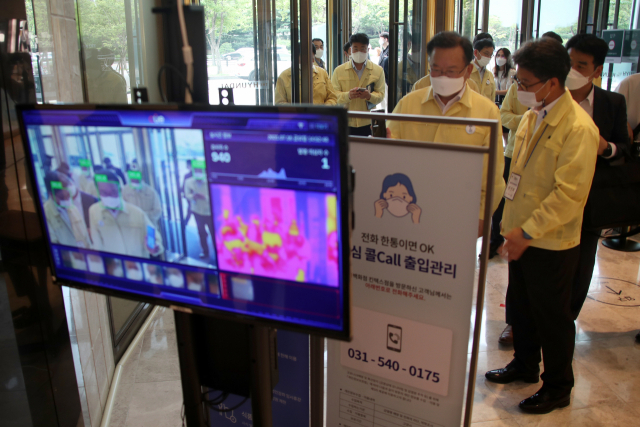 김부겸 국무총리가 16일 경기도 고양시 일산서구 현대백화점을 방문해 안심콜 사용업소 운영현황을 점검하기에 앞서 발열체크를 하고 있다. 연합뉴스