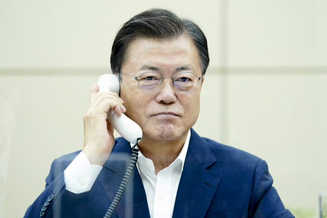 문재인 대통령이 16일 오후 청와대에서 나프탈리 베넷 이스라엘 총리와 전화 통화를 하고 있다. 연합뉴스