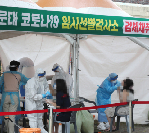 16일 오후 부산 해운대구 옛 해운대역 광장에 마련된 임시선별검사소에서 시민들이 신종 코로나바이러스 감염증(코로나19) 검사를 받고 있다. 연합뉴스