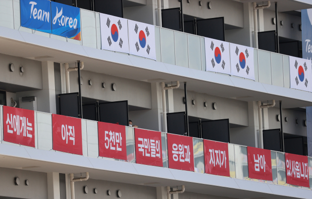 17일 도쿄 올림픽선수촌 한국선수단 아파트 거주층에서 대한체육회 직원이 