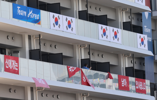 지난 17일 도쿄 올림픽선수촌 한국선수단 아파트 거주층에서 대한체육회 직원이 