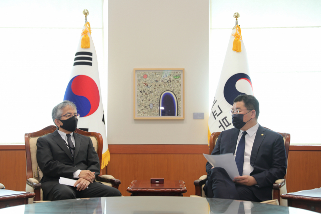 최종건 외교부 1차관이 17일 오전 외교부 청사로 아이보시 고이치 주한일본대사를 초치했다. 오른쪽이 최종건 1차관. 연합뉴스