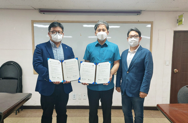 대구한의대 공공디자인협업센터와 일심보호작업장 관계자들이 기념촬영을 하고 있다. 대구한의대 제공
