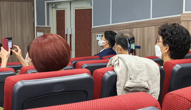 수출 Boom Up 방방곡곡 수출지원단 성주편에 참석한 지역 수출기업 관계자들이 무역협회 수출지원시책 설명을 들으며 PPT 화면을 사진과 동영상으로 찍고 있다. 이영욱 기자