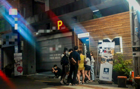 17일 오후 11시 반 무렵 한 젊은이 무리가 동성로 로데오거리 인근 모텔로 들어가고 있다. 윤정훈 기자