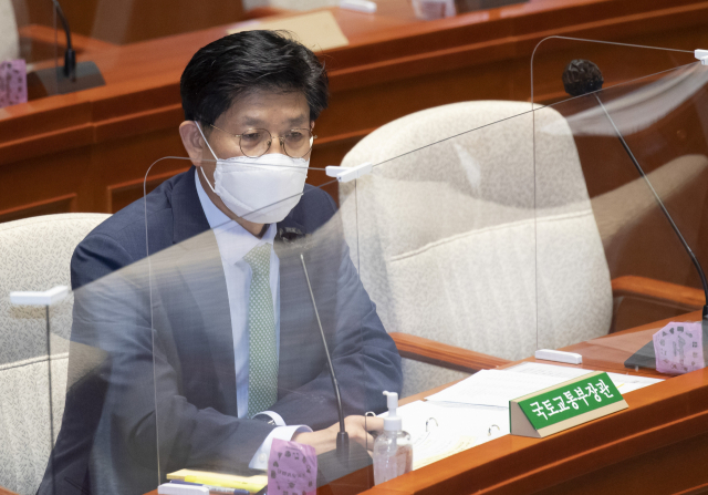 노형욱 국토교통부 장관이 15일 오전 서울 여의도 국회에서 열린 예산결산특별위원회 전체회의에서 의원 질의에 답변하고 있다. 연합뉴스