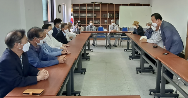 국민의힘 김재원 최고위원은 17일 안동 예안향교를 찾아 유림들께 머리숙여 사죄했다. 김 최고위원은 이날 