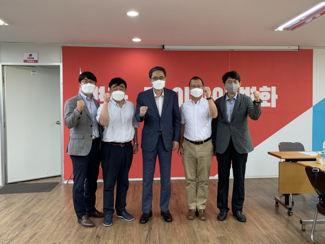 곽상도 국회의원(가운데)와 대구경북 대학 관계자들이 파이팅을 외치고 있다. 계명대 제공