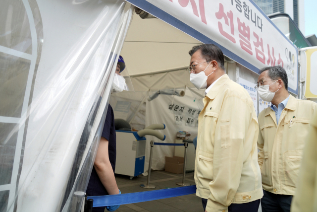 문재인 대통령이 18일 오전 서울 강남구 삼성역 인근 코로나19 임시선별검사소 현장을 방문, 의료진을 격려하고 있다. 연합뉴스