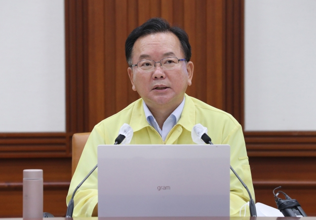 김부겸 국무총리가 18일 정부서울청사에서 열린 코로나19 대응 중앙재난안전대책본부(중대본) 회의를 주재하고 있다. 연합뉴스