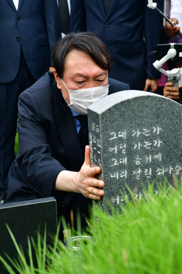 대선 예비후보인 윤석열 전 검찰총장이 17일 오전 광주 북구 5·18 구묘역(민족민주열사묘역)에서 이한열 열사의 묘소를 참배하고 있다. 연합뉴스